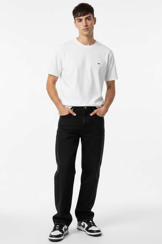 تيشيرت رجالي بياقة لويشا وشعار بلون بيج فاتح