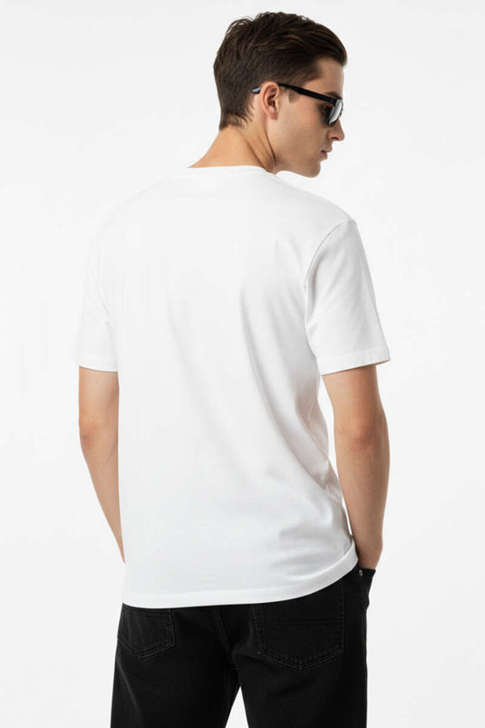 تيشيرت رجالي بياقة لويشا وشعار بلون بيج فاتح