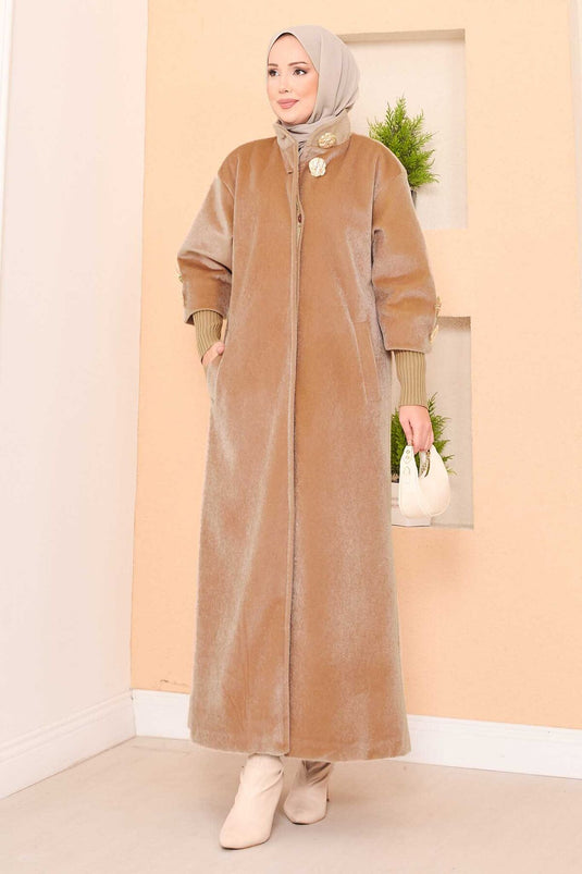 معطف فاخر من صوف الأنجورا بأزرار ذهبية اللون