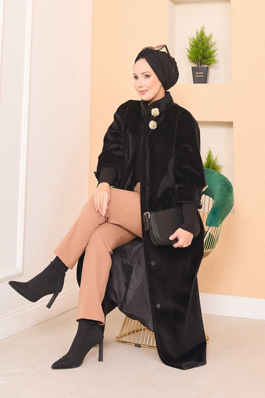 Manteau en angora noir luxueux à boutons dorés