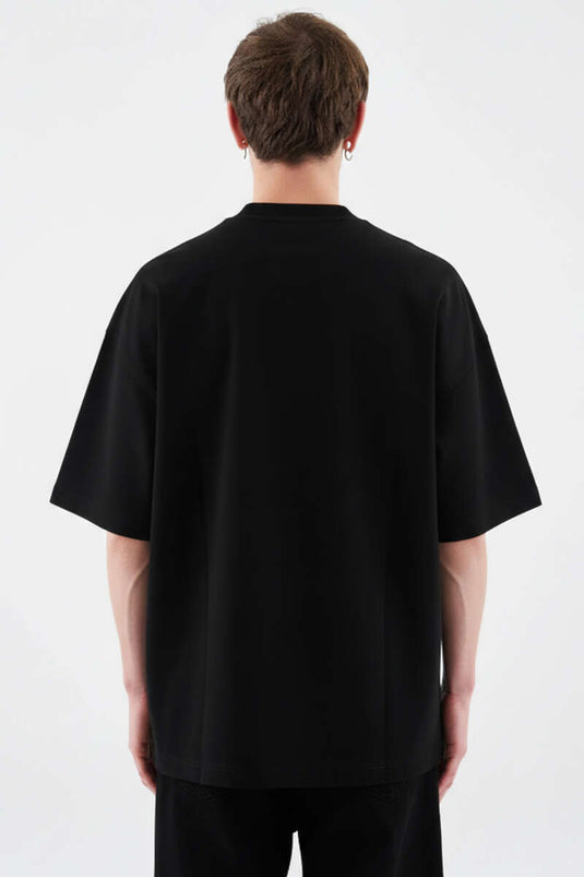 قميص رجالي واسع الحجم مطرز من ماكينة الخياطة باللون الأسود