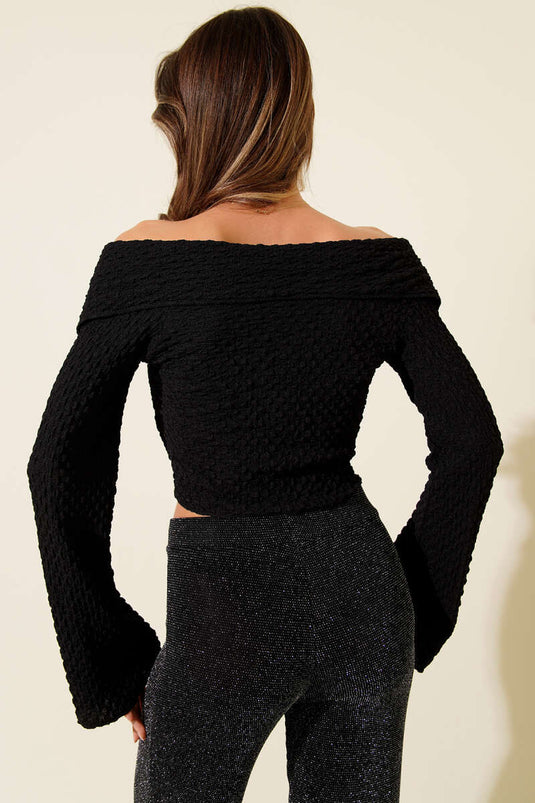 بلوزة سوداء بياقة مادونا ونقشة الوافل