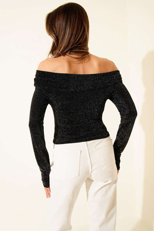 بلوزة سوداء لامعة بياقة مادونا