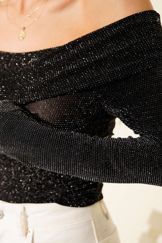 بلوزة سوداء لامعة بياقة مادونا