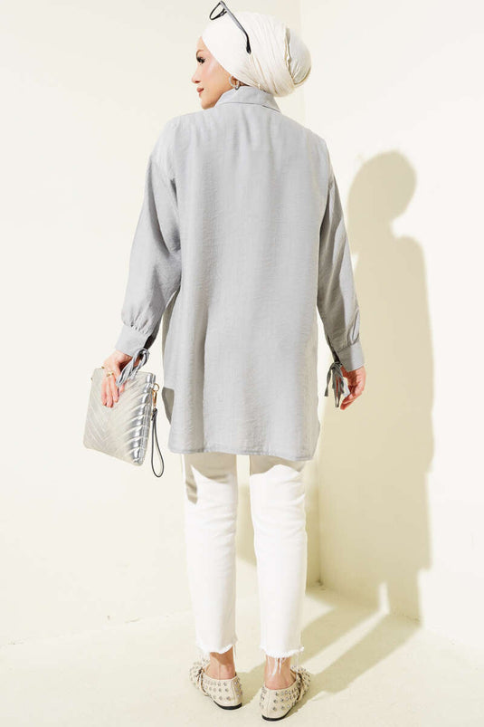 Chemise grise à poignets plissés et revers