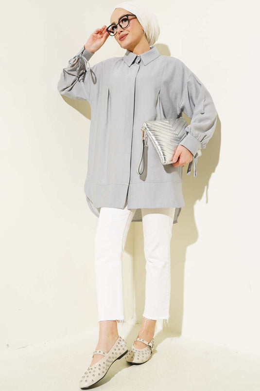 Chemise grise à poignets plissés et revers