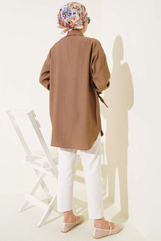 Chemise plissée à poignets boutonnés couleur latte