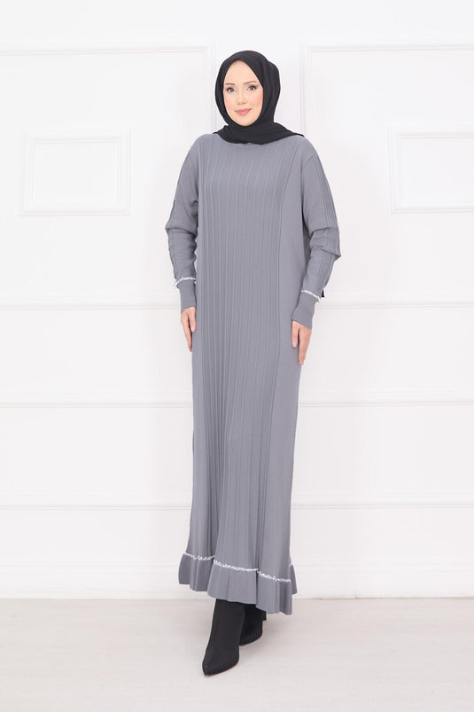 Robe en maille grise avec hijab, poignets et jupe brodés de pierres