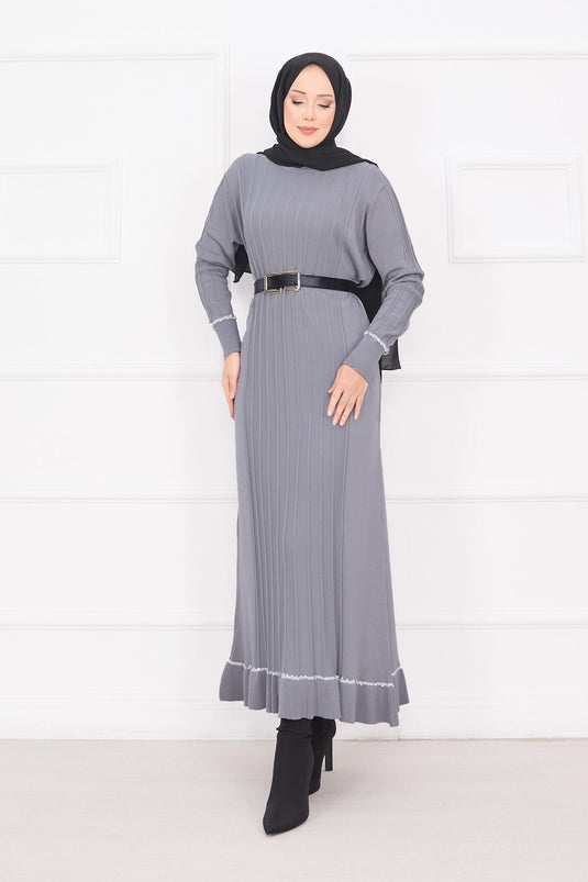 Robe en maille grise avec hijab, poignets et jupe brodés de pierres