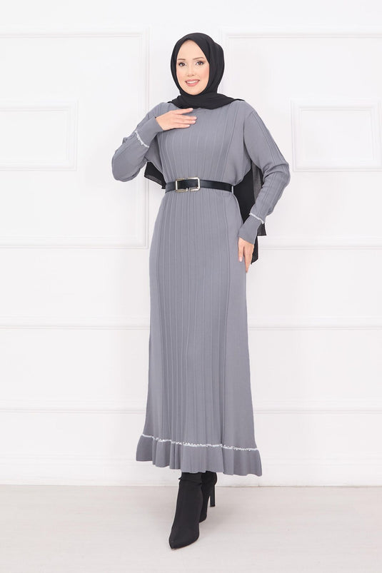 Robe en maille grise avec hijab, poignets et jupe brodés de pierres