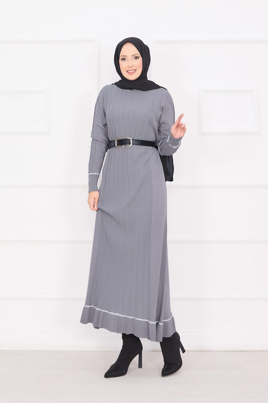Robe en maille grise avec hijab, poignets et jupe brodés de pierres