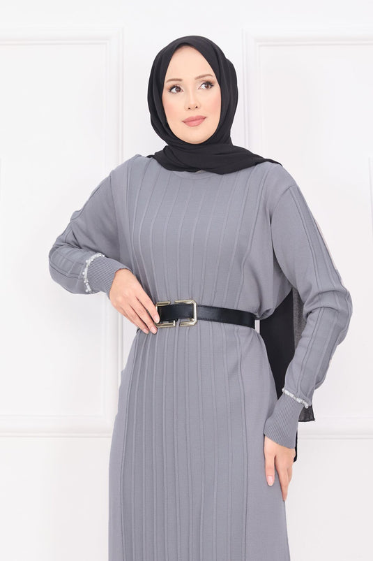 Robe en maille grise avec hijab, poignets et jupe brodés de pierres