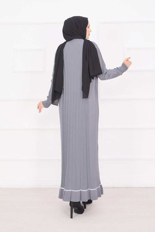 Robe en maille grise avec hijab, poignets et jupe brodés de pierres