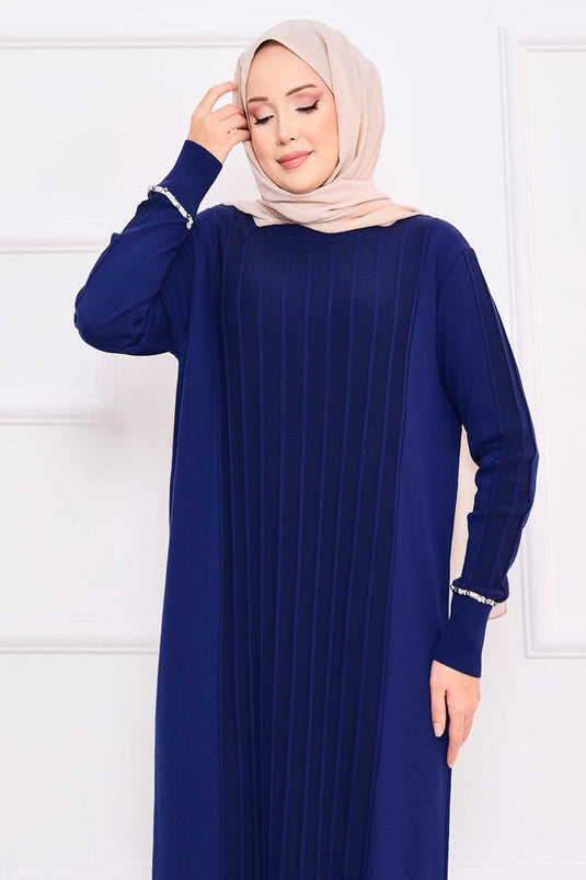 Robe en maille bleu marine avec hijab, poignets et jupe brodés de pierres