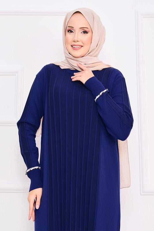 Robe en maille bleu marine avec hijab, poignets et jupe brodés de pierres