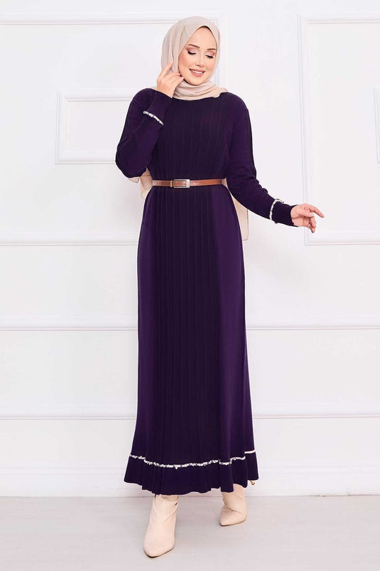 Robe en maille violette avec hijab, poignets et jupe brodés de pierres
