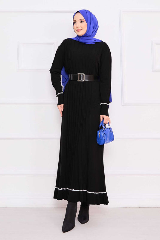 Robe noire en maille avec hijab, poignets et jupe brodés de pierres