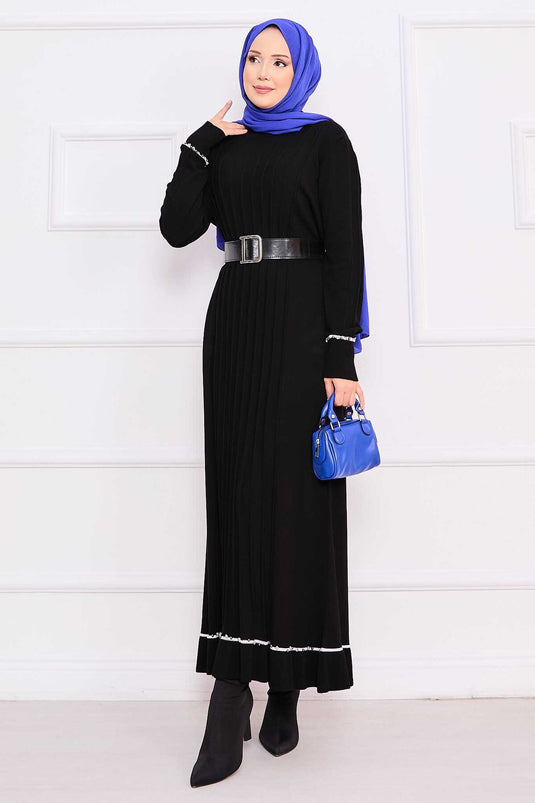 Robe noire en maille avec hijab, poignets et jupe brodés de pierres