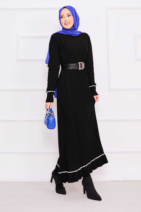 Robe noire en maille avec hijab, poignets et jupe brodés de pierres