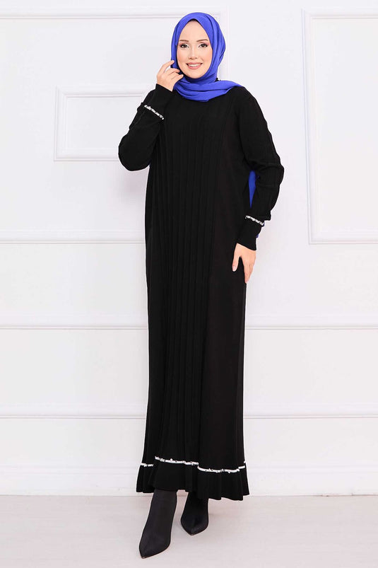 Robe noire en maille avec hijab, poignets et jupe brodés de pierres