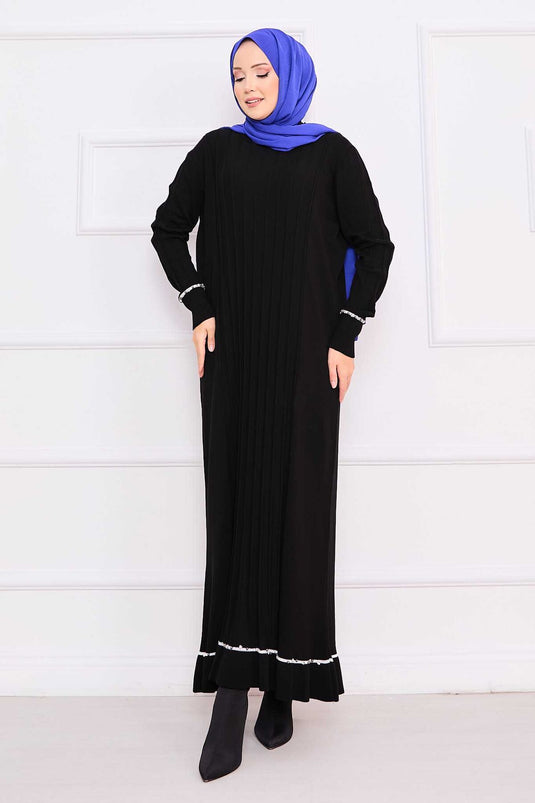 Robe noire en maille avec hijab, poignets et jupe brodés de pierres