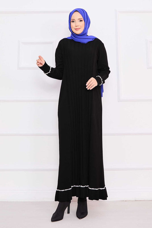 Robe noire en maille avec hijab, poignets et jupe brodés de pierres