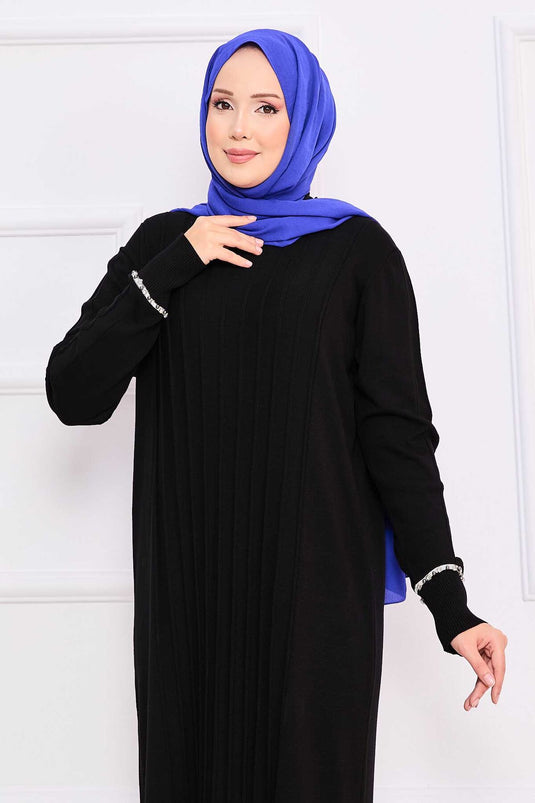 Robe noire en maille avec hijab, poignets et jupe brodés de pierres
