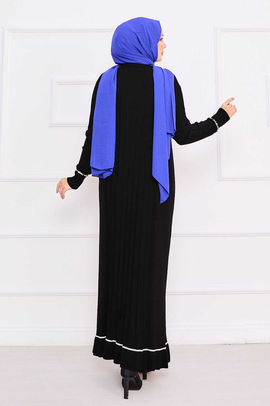 Robe noire en maille avec hijab, poignets et jupe brodés de pierres