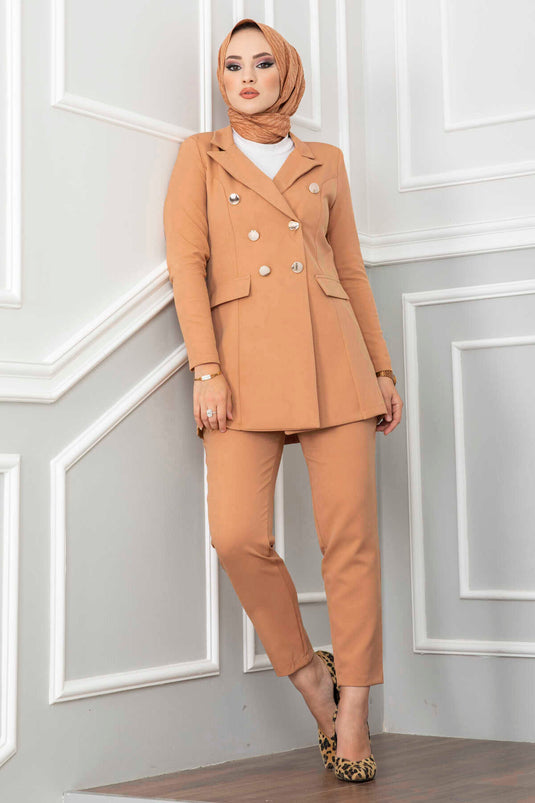 Costume Hijab Détaillé Col Mouchoir Camel