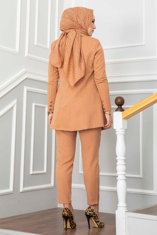 Costume Hijab Détaillé Col Mouchoir Camel