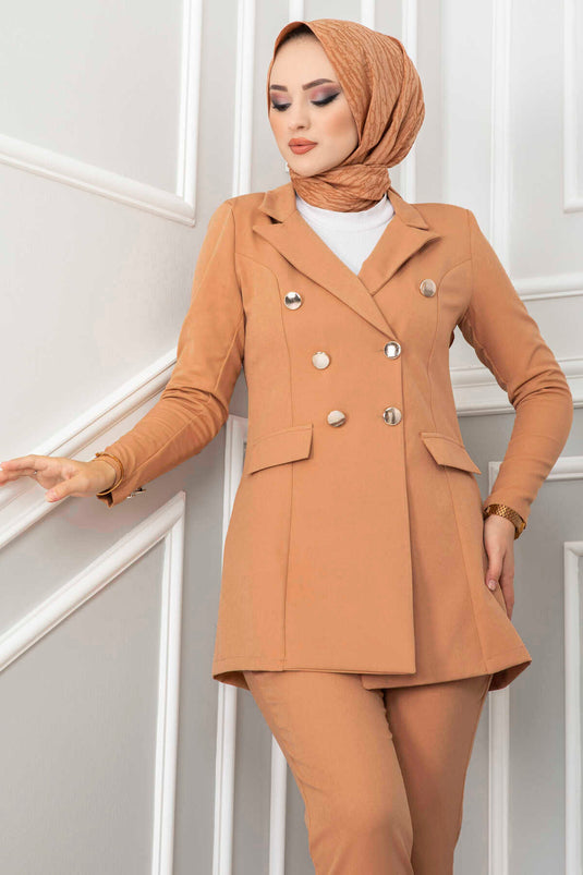 Costume Hijab Détaillé Col Mouchoir Camel