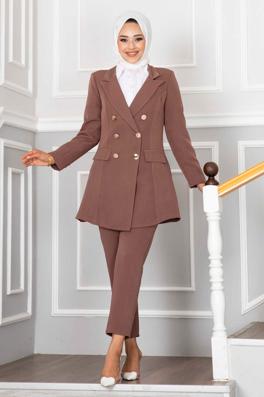بدلة حجاب بنية اللون مع ياقة منديل