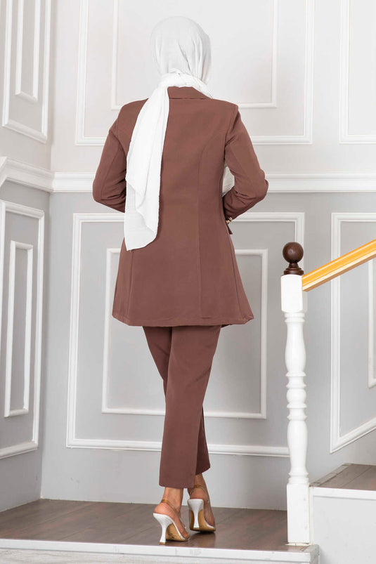 بدلة حجاب بنية اللون مع ياقة منديل