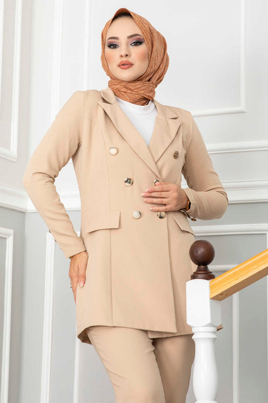 بدلة حجاب كريمية مع ياقة منديل