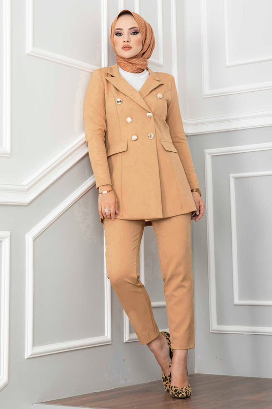 Ensemble hijab détaillé avec col mouchoir, couleur latte