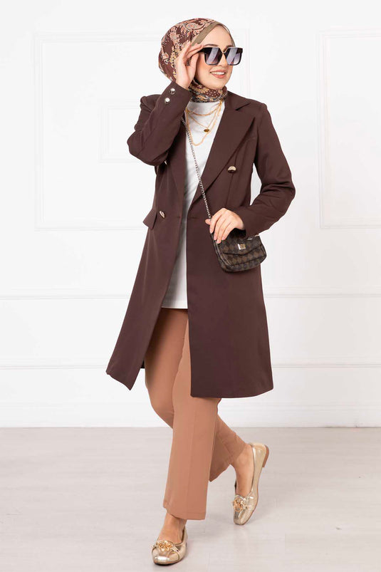 سترة طويلة بياقة المنديل باللون البني