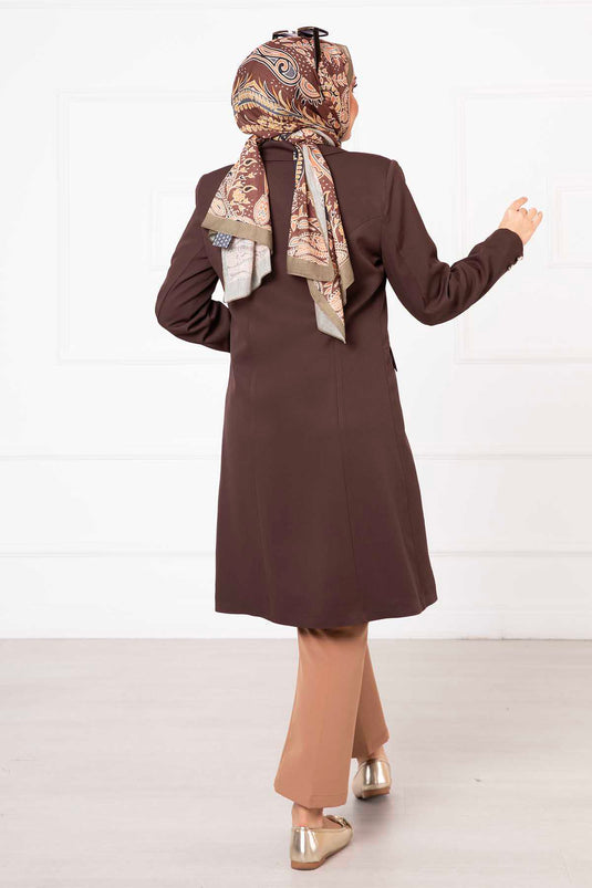 سترة طويلة بياقة المنديل باللون البني