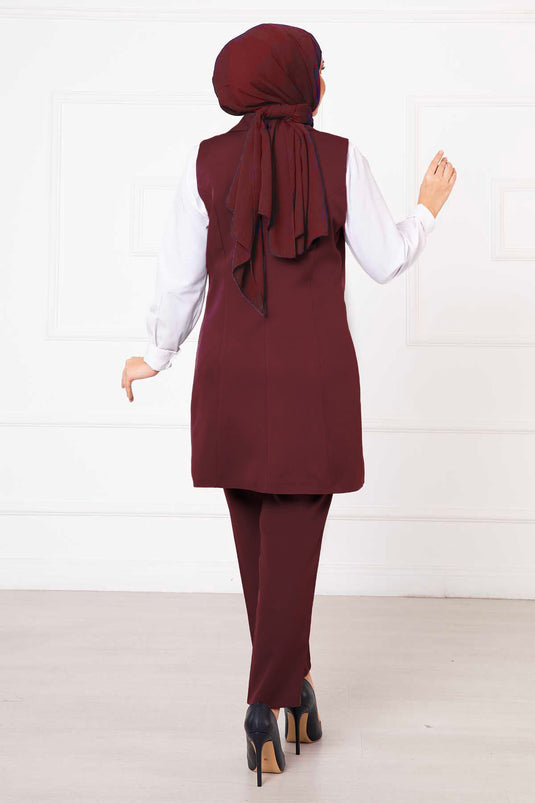 طقم صدرية طويلة بياقة منديل باللون الأحمر الداكن