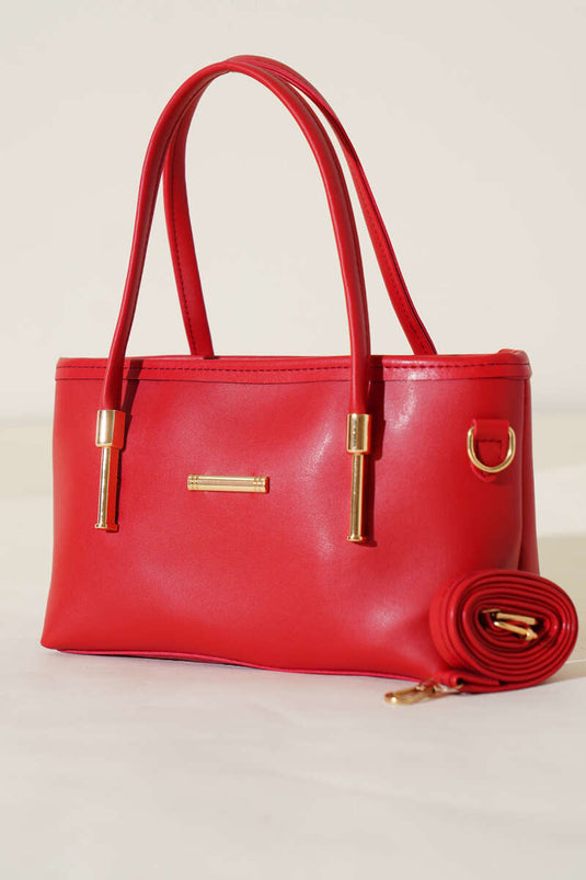 Bolsa con insignia de metal detallada roja