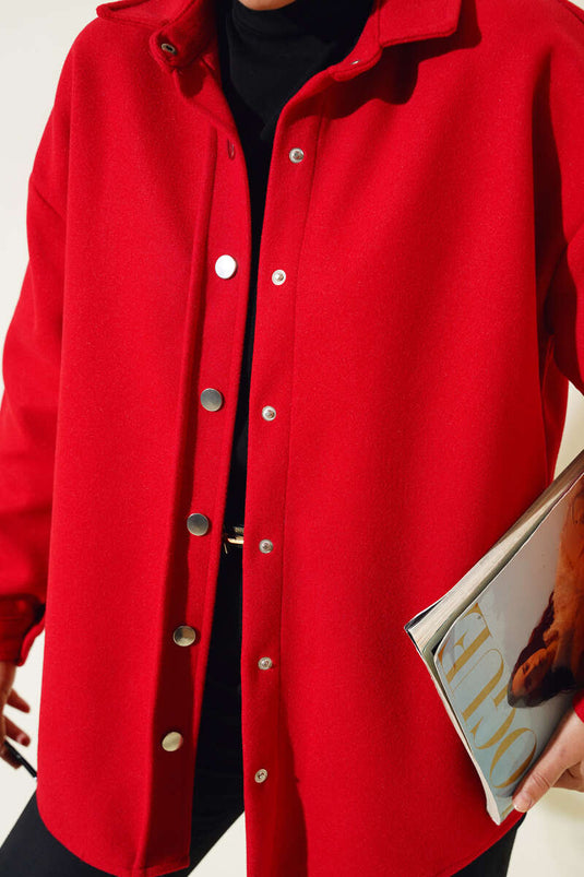 سترة معدنية حمراء