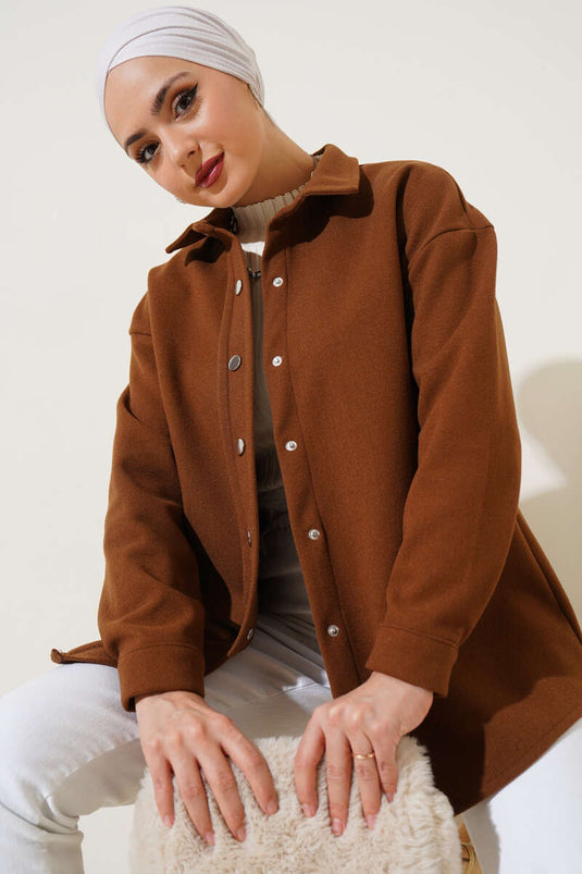 جاكيت بني فاتح مزود بأزرار كبس معدنية