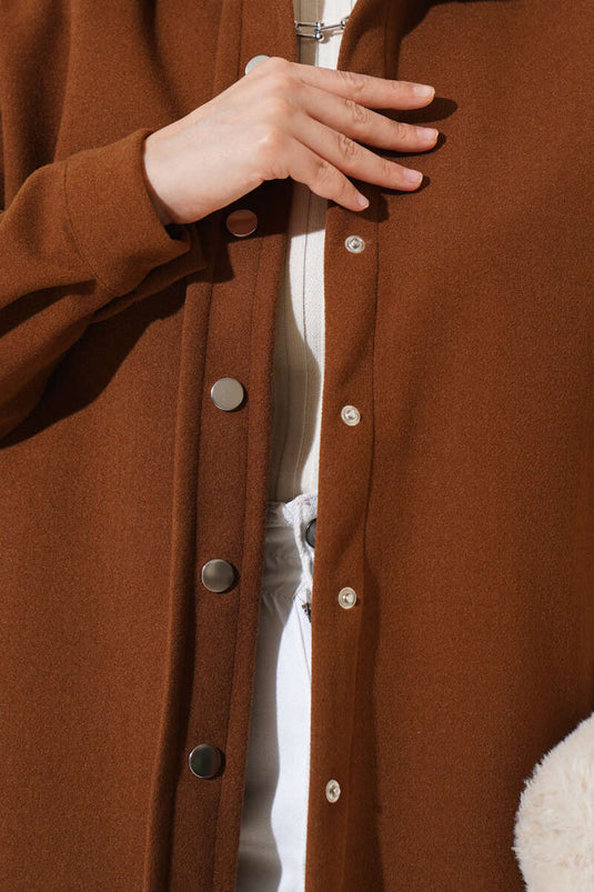 جاكيت بني فاتح مزود بأزرار كبس معدنية