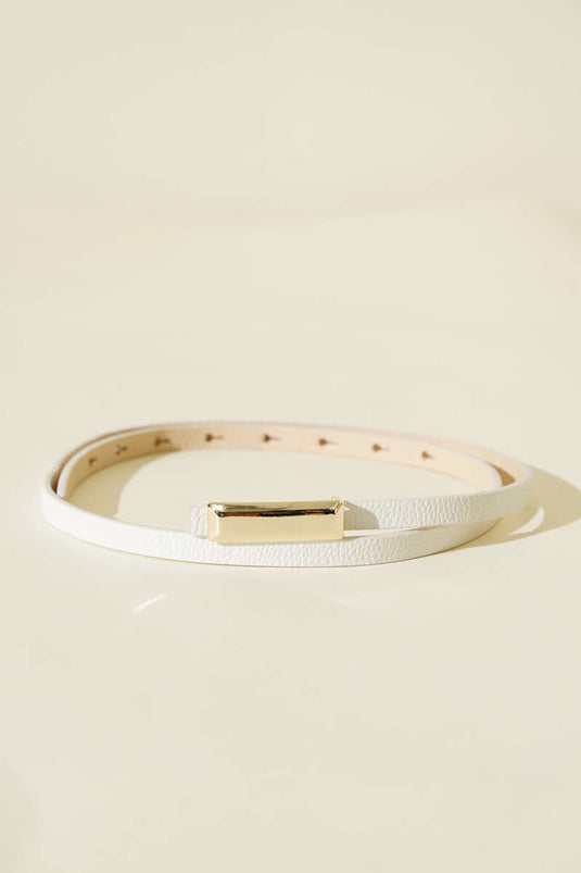 Ceinture fine blanche à boucle rectangulaire en métal