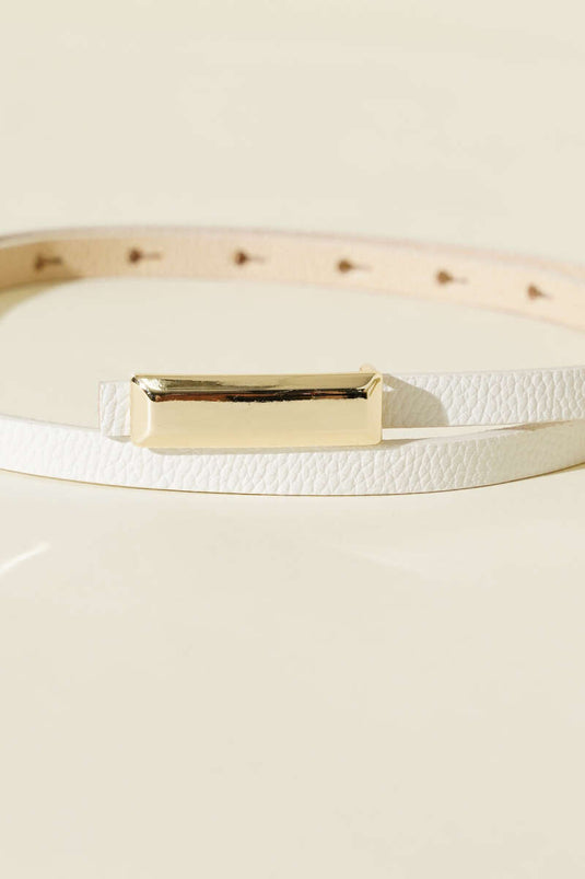 Ceinture fine blanche à boucle rectangulaire en métal