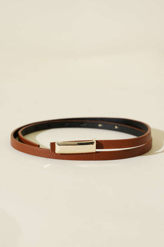 حزام رفيع مزود بإبزيم معدني مستطيل الشكل، لونه بني فاتح.
