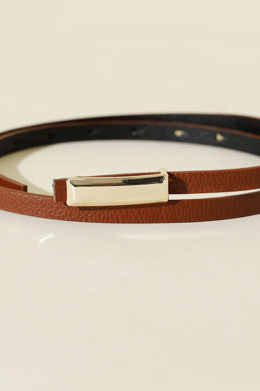 حزام رفيع مزود بإبزيم معدني مستطيل الشكل، لونه بني فاتح.
