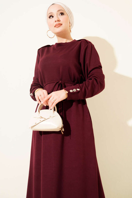 Robe bordeaux à lacets ornée de boutons métalliques