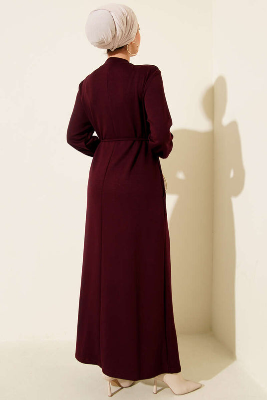 Robe bordeaux à lacets ornée de boutons métalliques