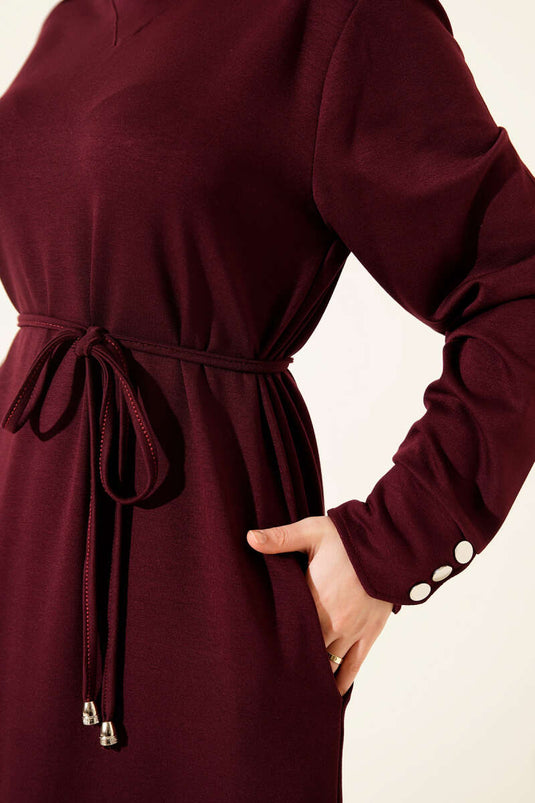Robe bordeaux à lacets ornée de boutons métalliques