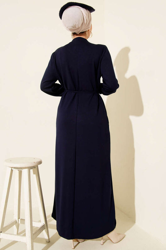 Robe bleu marine à lacets ornée de boutons métalliques